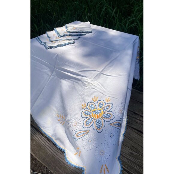 Vintage 1950s Cotton Card Table Tablecloth Napkin set Embroidery Floral - Picture 2 of 16